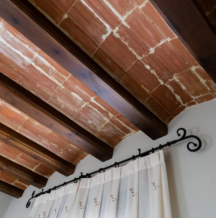 casa-aguelo-apartamento-jiloca-detalle-habitacion-2-camas-revoltones