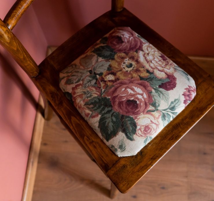 casa-aguelo-apartamento-peracense-detalle-silla-hab-2-camas