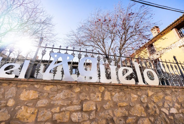 casa-aguelo-entrada-jardin-letras-detalle