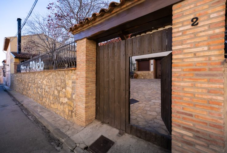 casa-aguelo-entrada-puerta-jardin-abierta