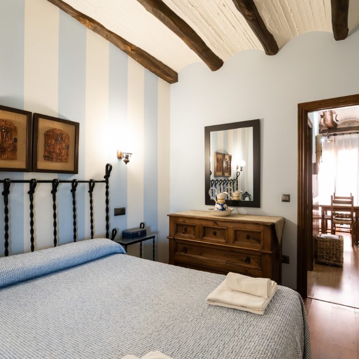 casa-aguelo-habitacion-bronchales-cama-espejo