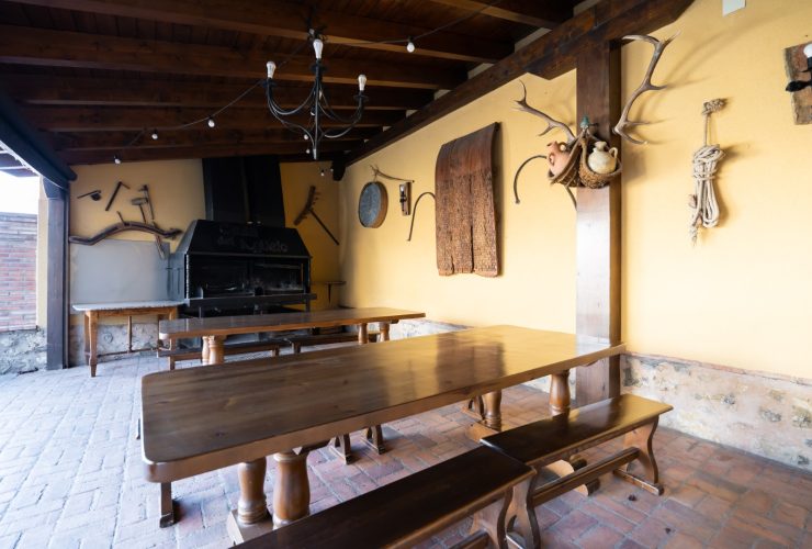 casa-aguelo-porche-mesas-bancos